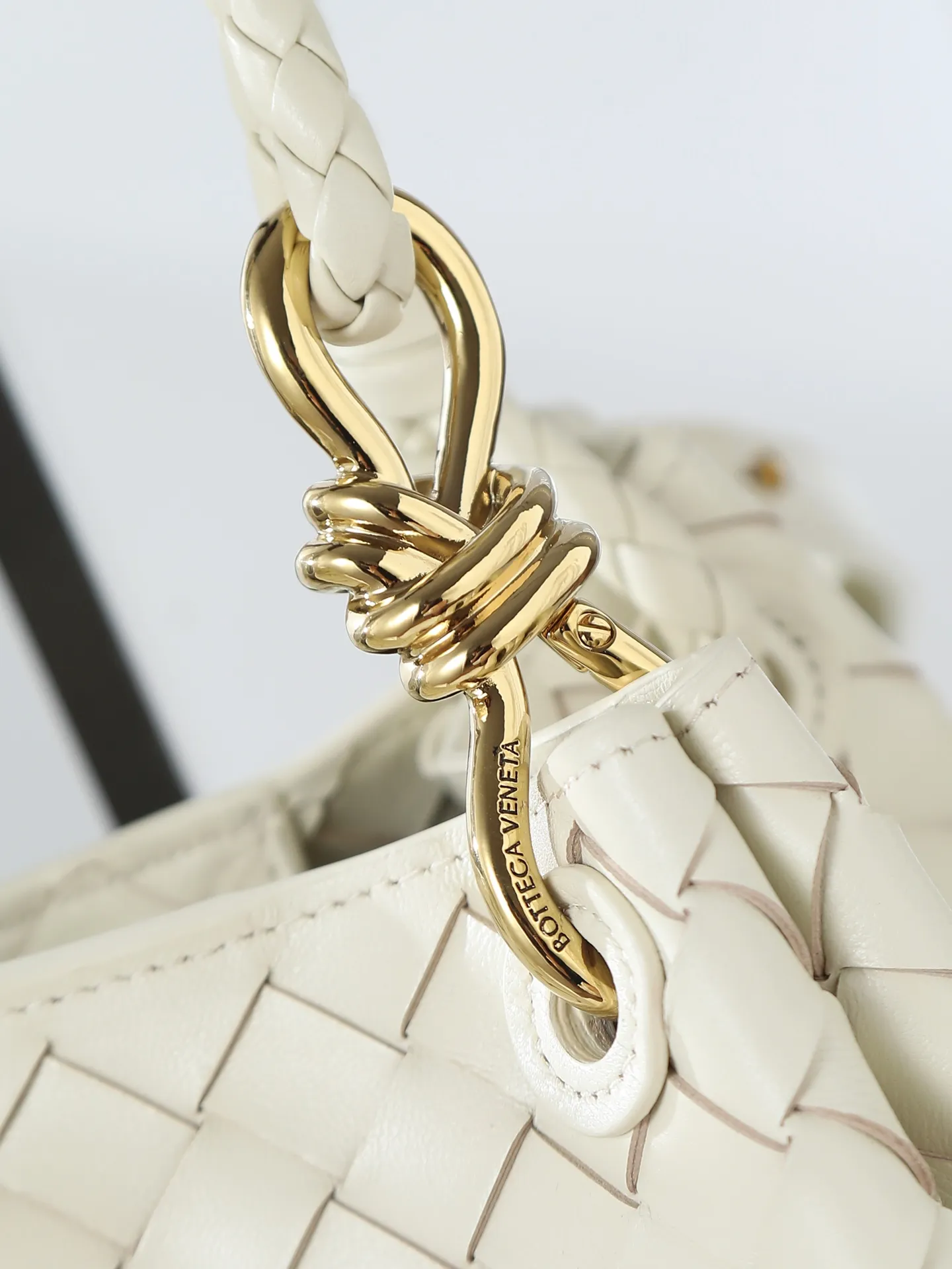 1250. Home B has a new product! Andiamo combines archive parachute handbags to inherit retro elements and integrate modern trends. The same style as Shu Qi's Night in Beijing. It is a continuation of the classic bag. It has three functions: hand carry, shoulder and cross-body. It is embellished with metal brass knot buckles. It is small and has an amazing capacity. It can easily hold all kinds of daily necessities with a box, sunglasses, small bottle, water powder, charger, and the upper body is versatile. Style number: 796569 Size: 21*17*16.5cm